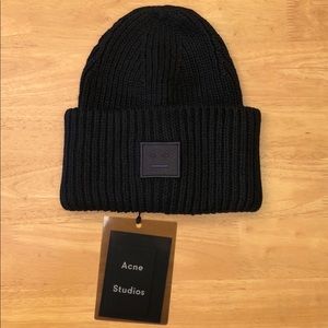acne beanie black
